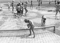 502986 Afbeelding van spelende kinderen in het pierenbad op de speelplaats aan de Hanoidreef te Utrecht.